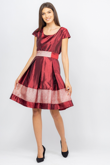 Rochie eleganta din satin bordo cu aplicatii decorative