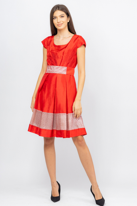 Rochie eleganta din satin rosu cu aplicatii decorative