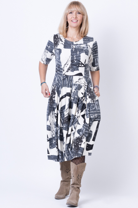 Rochie lalea cu imprimeu scris pe fond deschis