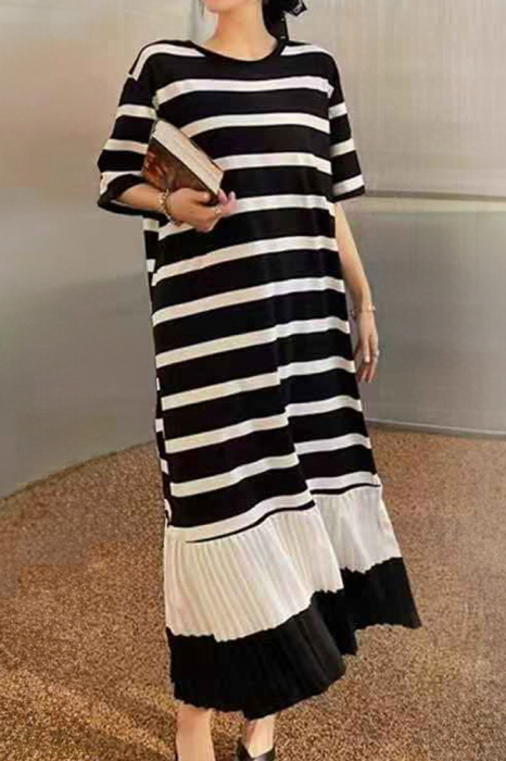 Rochie A-line cu volan plisat si imprimeu linii alb cu negru