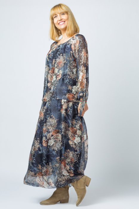Rochie lunga, cu imprimeu floral pe fond bleumarin, din matase naturala