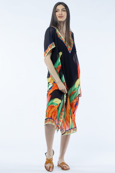 Rochie lunga de plaja tip poncho cu pene multicolore pe fond negru