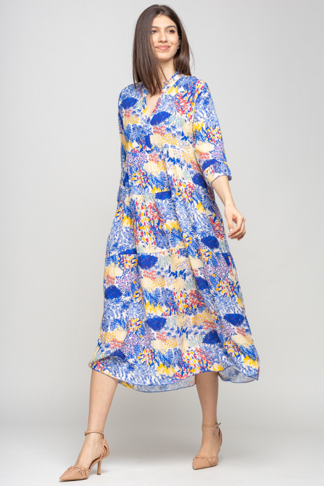 Rochie lunga din vascoza cu volane si imprimeu floral predominant albastru