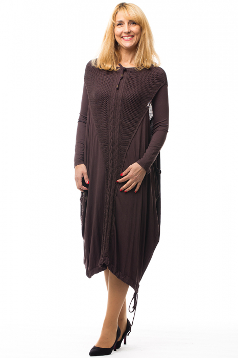 Rochie maro casual cu insertii de dantela tricotata pe fata si pe spate
