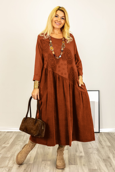 Rochie caramizie cu taietura oblica si broderie, din catifea reiata si jerseu, oversize