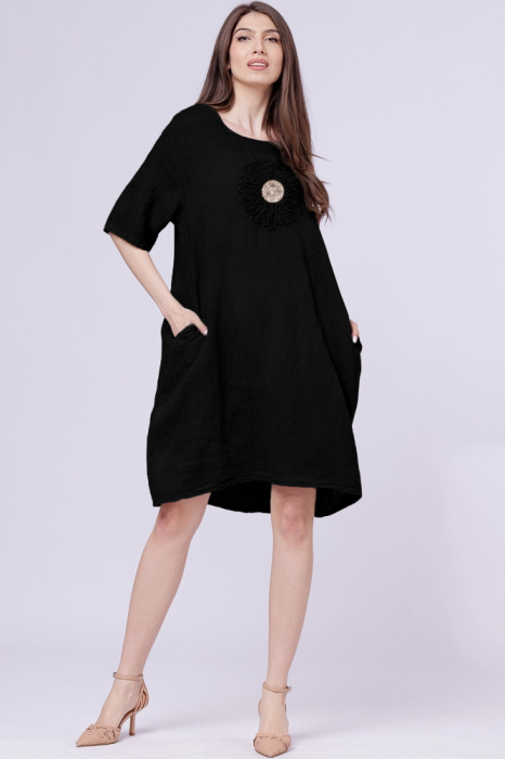 Rochie neagra midi din in cu floare din paiete mate pe piept