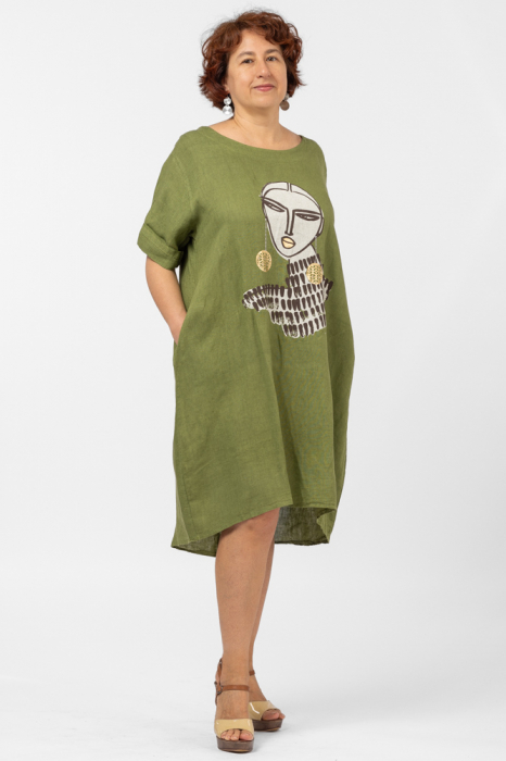 Rochie midi verde olive din in cu imprimeu fata cu cercei aurii cu strasuri