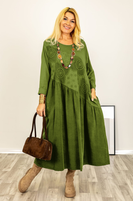 Rochie verde oliv cu taietura oblica si broderie, din catifea reiata si jerseu, oversize