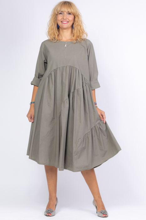 Rochie gri oversize, cu maneca scurta, cu trei volane asimetrice, din poplin satinat