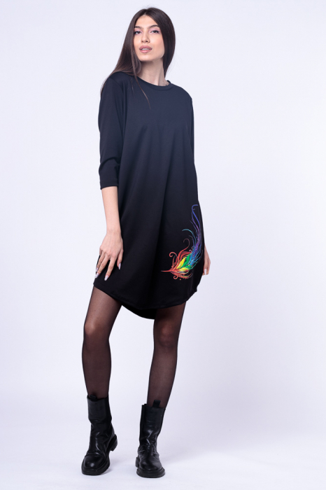 Rochie din tricot, neagra, midi, cu imprimeu pana multicolora
