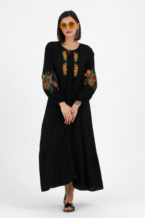 Rochie neagra cu broderie multicolora flori stilizate si cordon, din vascoza
