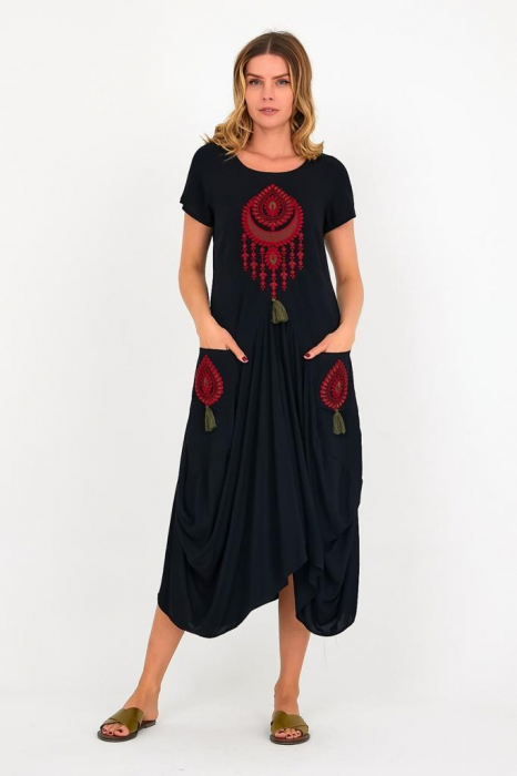 Rochie neagra in colturi cu broderie rosie dreamcatcher , din vascoza