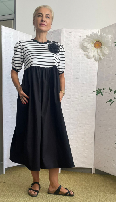 Rochie neagra din poplin de bumbac si jerseu alb cu dungi negre, cu maneca scurta bufanta