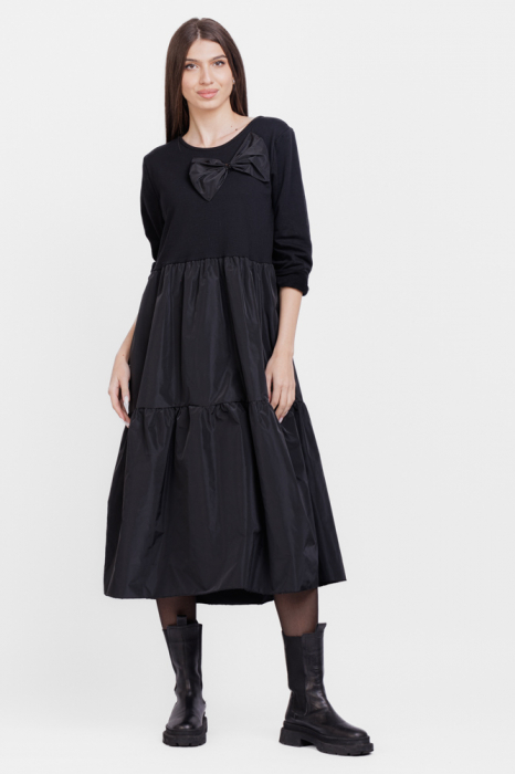 Rochie neagra, din tricot vatuit de bumbac cu funda si volane din tafta