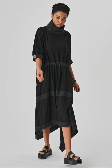 Rochie neagra oversize, cu guler inalt si talie reglabila