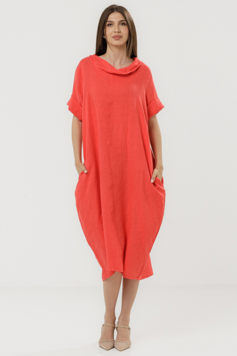 Rochie din in rosu corai cu croiala oversized si guler lejer, intors