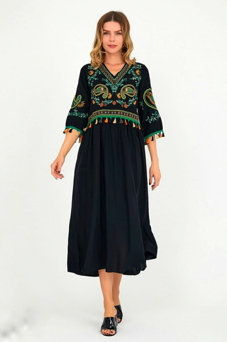 Rochie neagra cu broderie si ciucurasi, din vascoza
