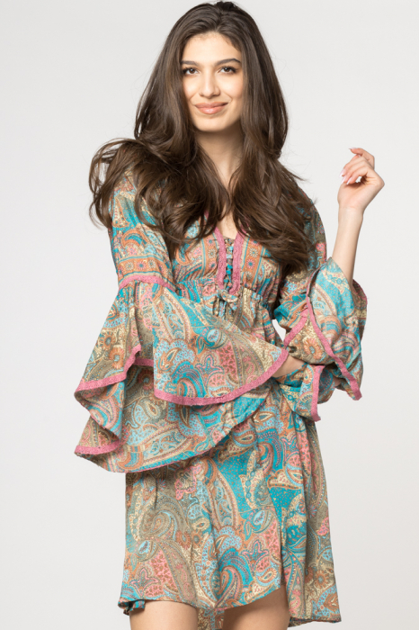 Rochie scurta stransa in talie cu imprimeu arabesque cu elemente aurii, din matase indiana turcoaz-roz