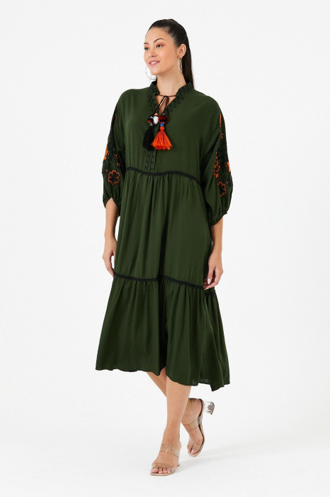 Rochie verde brodata, din vascoza, cu volane si ciucuri colorati