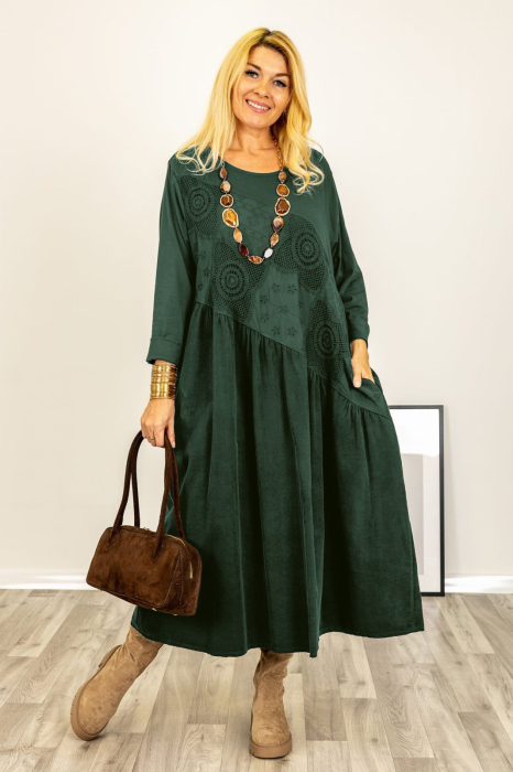 Rochie verde inchis cu taietura oblica si broderie, din catifea reiata si jerseu, oversize
