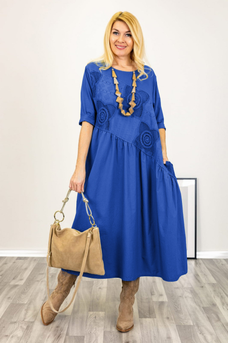 Rochie albastra cu taietura oblica si broderie, din poplin si jerseu, oversize