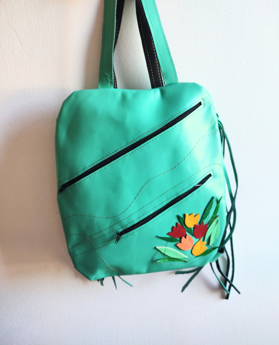 Rucsac handmade din piele naturala nuanta verde- turcoaz ,cu lalele