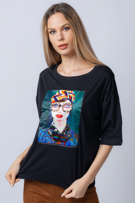 Tricou negru usor oversize cu imprimeu de tip tablou cu fata cu perle la ochelari