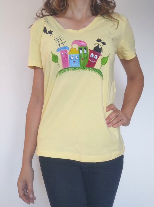 Tricou galben pal pictat manual ,cu blocuri colorate si pisicute