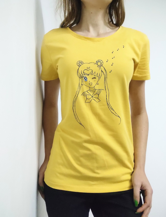 Tricou galben pictat manual, cu Sailor Moon