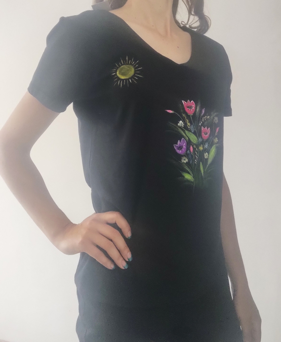 Tricou negru pictat manual cu lalele