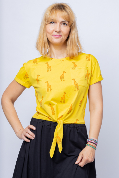 Tricou scurt, galben, din bumbac cu nod in fata si imprimeu girafe portocalii shopika imagine noua 2022
