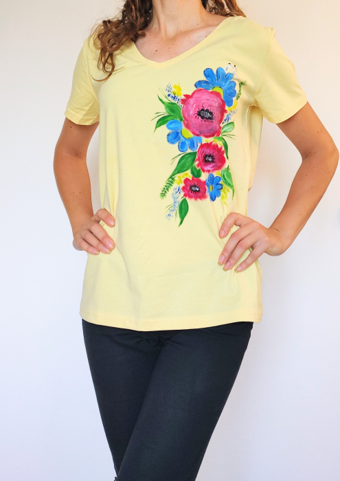 Tricou galben pictat manual ,cu  flori colorate si passiele