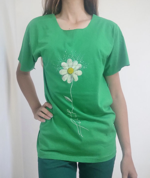 Tricou verde pictat manual, cu margareta si mesaj ,, Faith,,