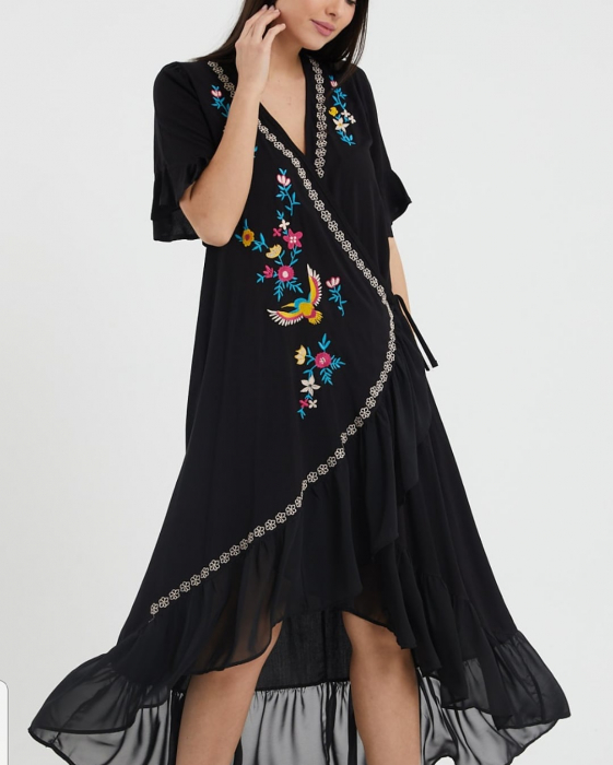 Rochie neagra petrecuta cu broderie si volan, din vascoza