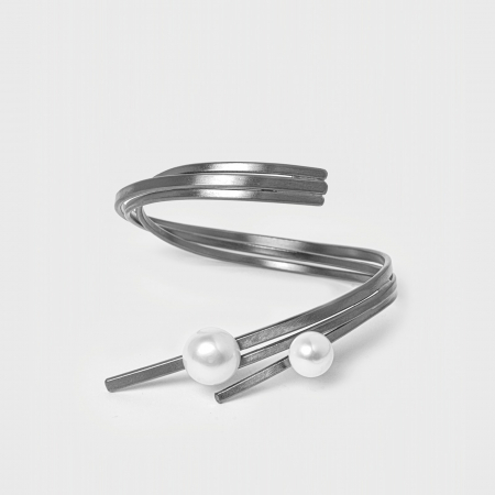 KATERINA VASSOU - Bratara tripla rigida Buttress cu perla, din alama placata cu gun metal