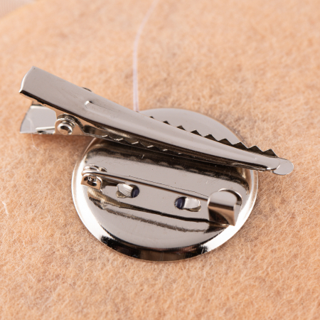 Brosa floare bej inchis satinata cu diametru de 15 cm, cu clips pentru par [1]