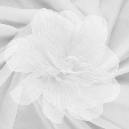 Broșe - Brosa floare din organza creponata cu diametru de 20 cm, cu clips pentru par, alba