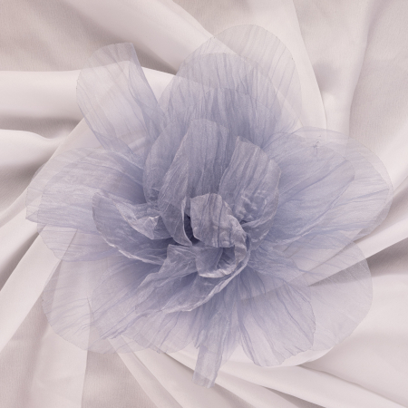 Broșe - Brosa floare din organza creponata cu diametru de 20 cm, cu clips pentru par, gri deschis