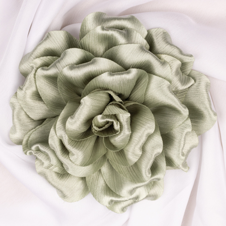 Broșe - Brosa floare kaki satinata si usor creponata cu diametru de 15 cm, cu clips pentru par