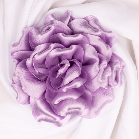 Broșe - Brosa floare lila satinata si usor creponata cu diametru de 15 cm, cu clips pentru par