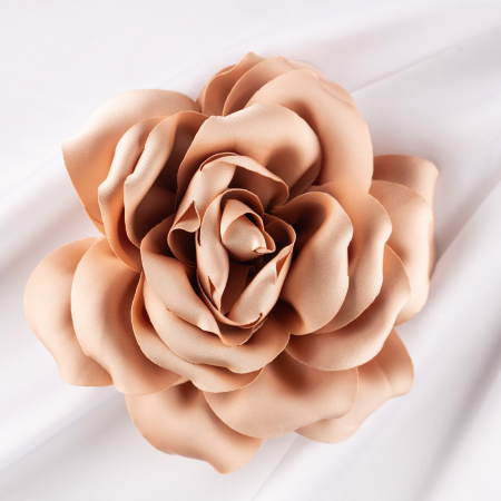 Broșe - Brosa floare bej piersica satinata cu diametru de 15 cm, cu clips pentru par