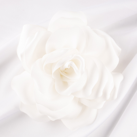 Broșe - Brosa floare alba satinata cu diametru de 15 cm, cu clips pentru par