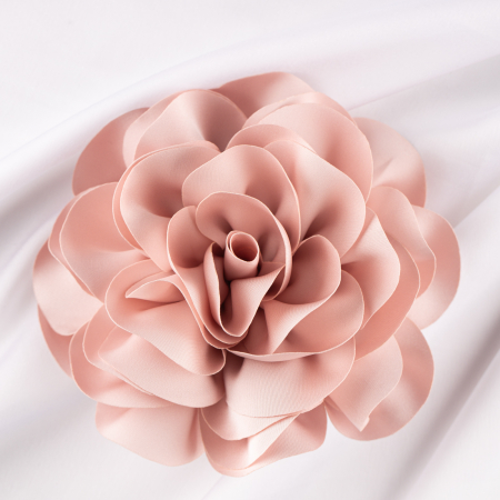 Broșe - Brosa floare roz pal satinata cu diametru de 15 cm, cu clips pentru par