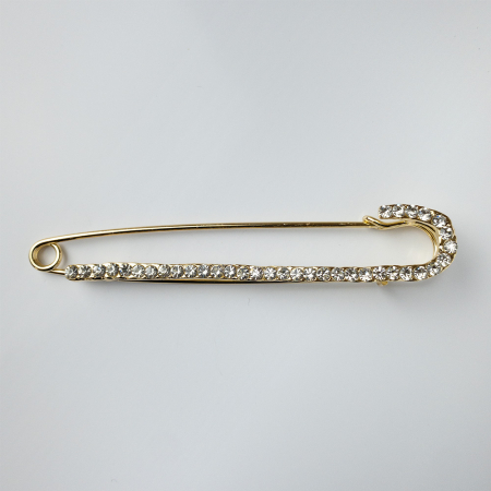 BIJUTERII - Brosa metalica aurie tip ac lung pietricele fine albe