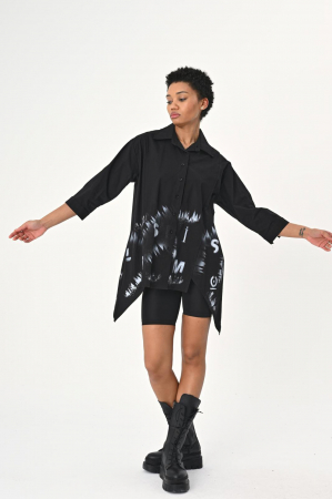 Bluze Casual - Camasa neagra cu colturi laterale, cu imprimeu litere albe