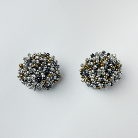 Cercei - Cercei in forma de papadie cu pietricele mici argintii, aurii si negre