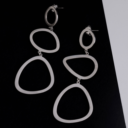 BIJUTERII - Cercei lungi metalici, argintii cu trei cercuri inegale