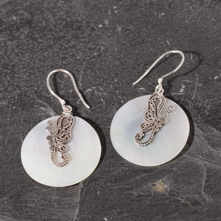 Cercei din Argint - Cercei rotunzi cu scoica naturala si decoratiune  fluture din argint 925