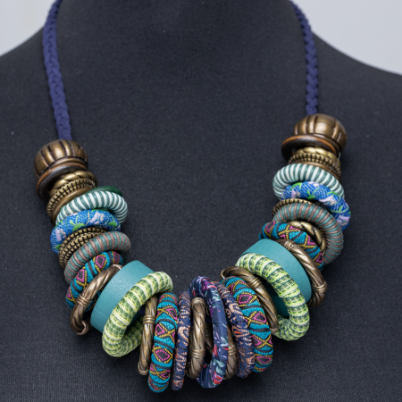 BIJUTERII - Colier turcoaz-multicolor cu anouri din lemn si metal