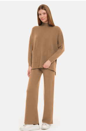 Pantaloni masuri mari - Compleu cu pantaloni si pulover cu gat semiinalt si buzunare, din  tricotaj fin, camel